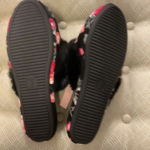 NWT VS floral fuzzy/silky slippers size medium 7-8 - Picture 3 of 4